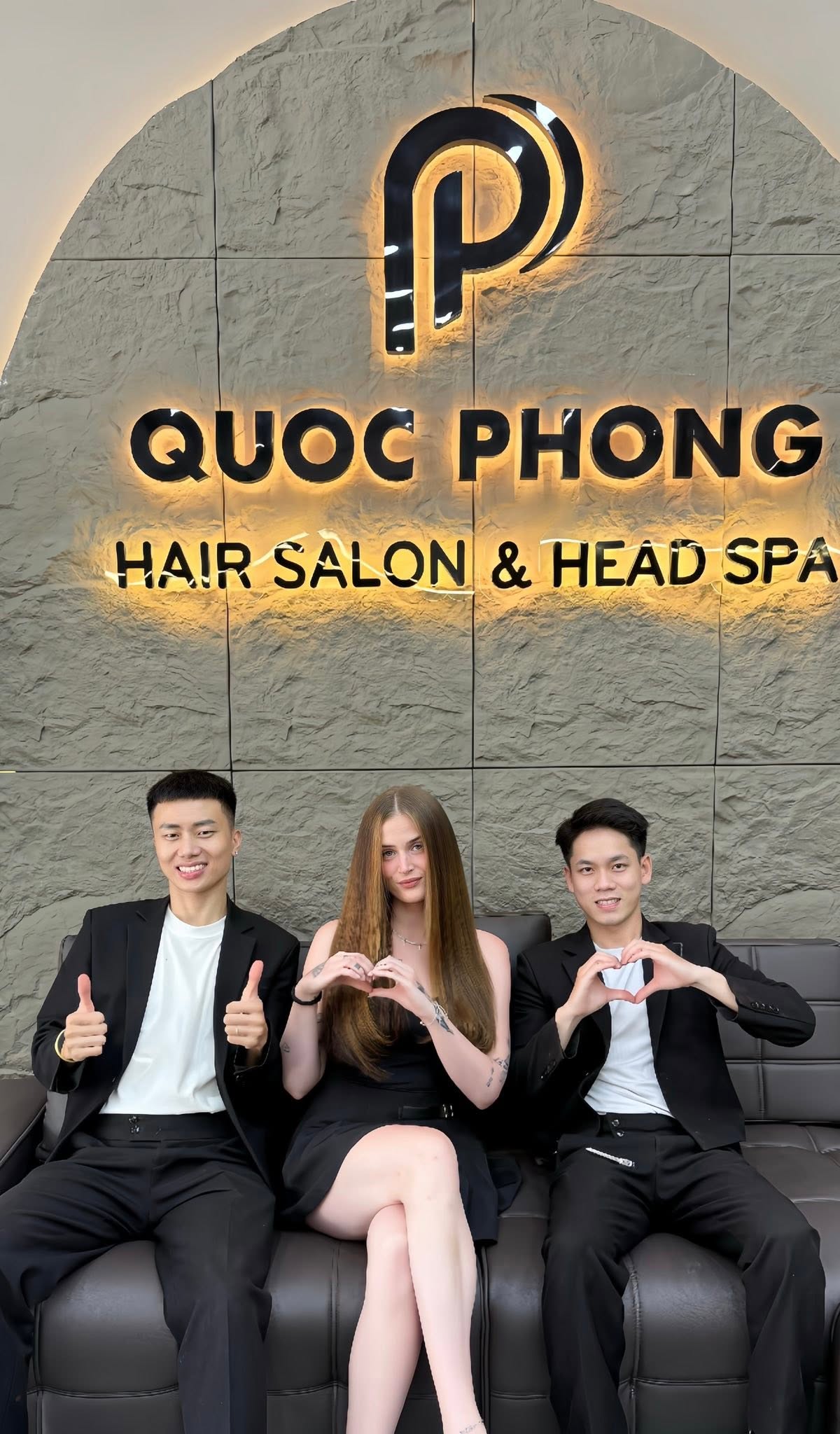 Senior Stylist 1-on-1 English consultation with overseas guest at Quoc Phong Da Nang