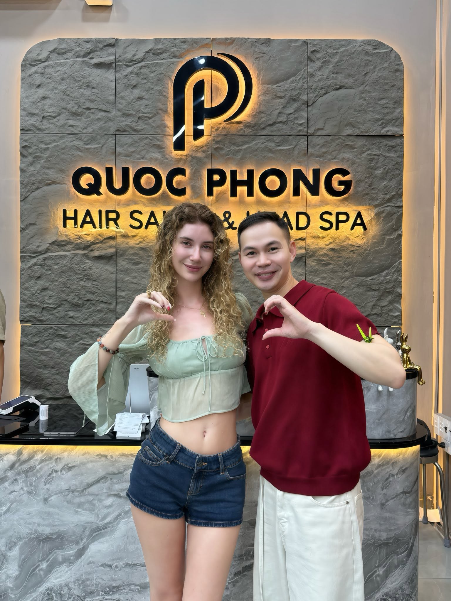 Consulting on WhatsApp before arriving at Quoc Phong salon from hotel