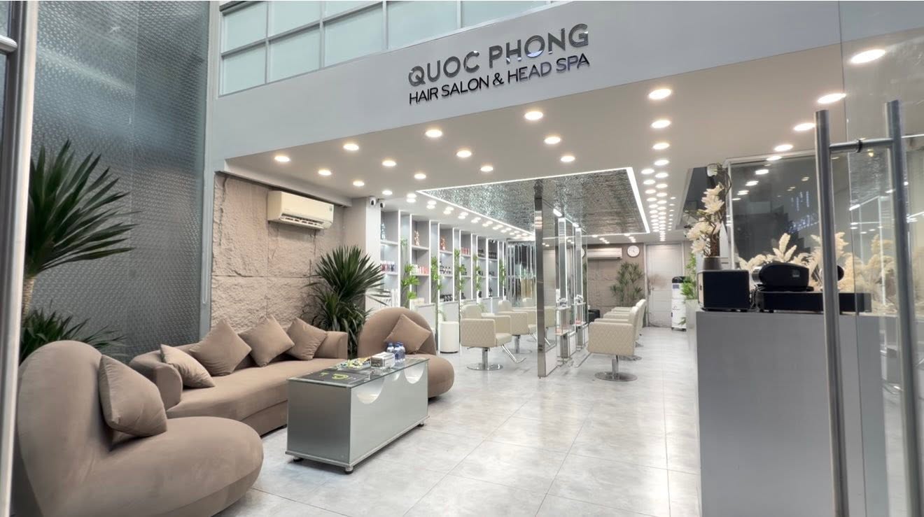 Relaxing, spacious styling stations inside Quoc Phong Hair Salon Da Nang