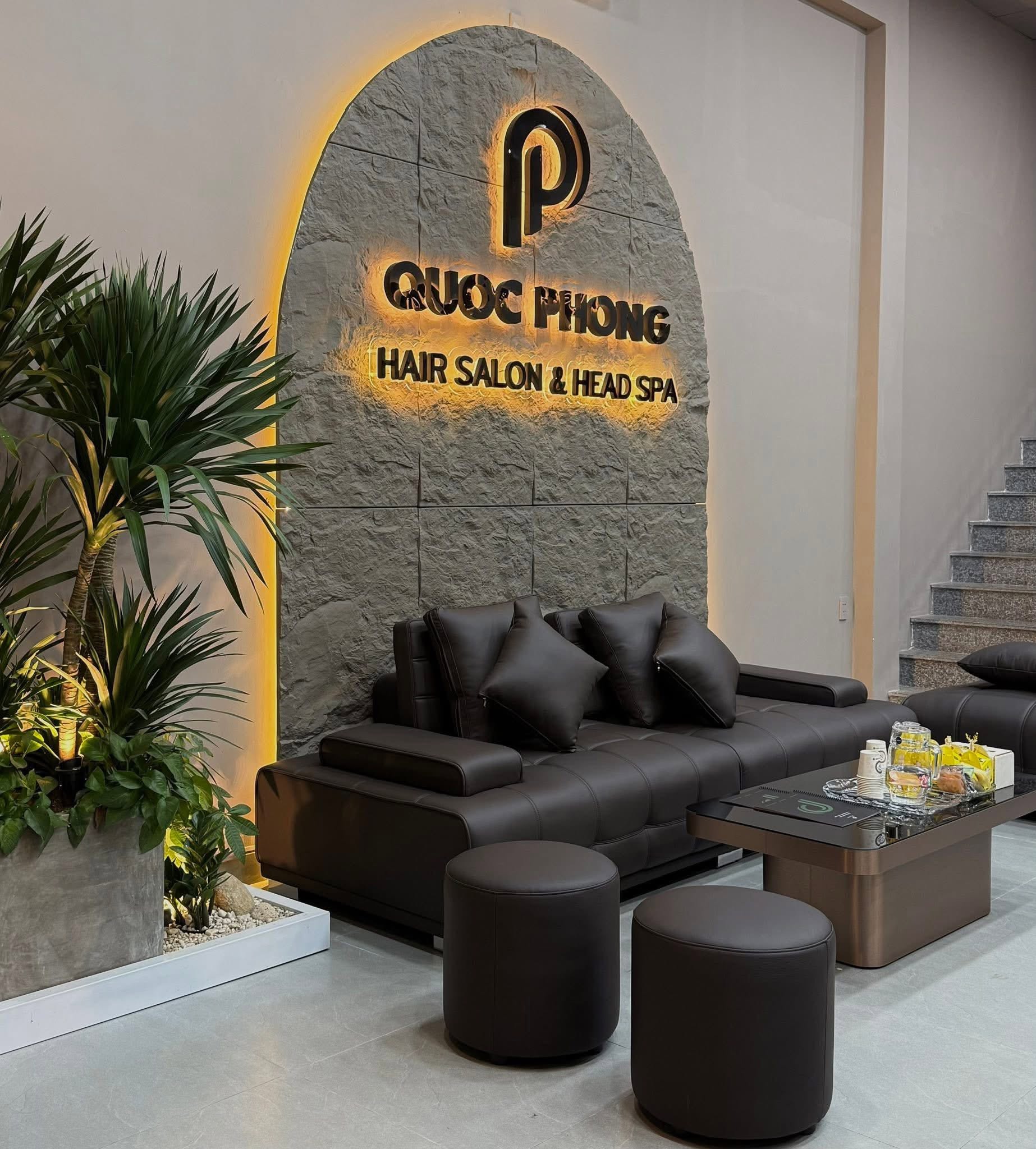 Quoc Phong Salon welcoming lobby and transparent consultation desk